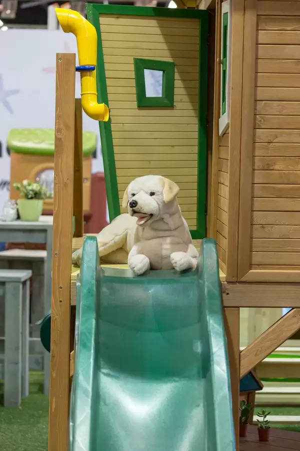 Stofftier Hund auf einem Spielplatz