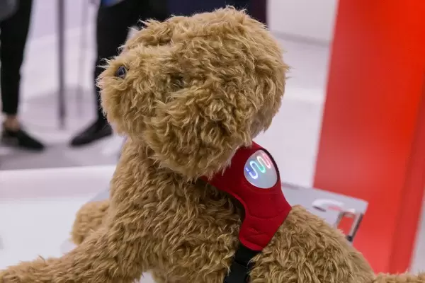 Stofftier trägt das leuchtende inupathy Hundegeschirr, zur visuellen Darstellung der Gefühle deines Haustiers