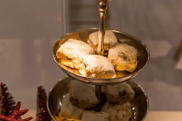 Stollen Konfekt mit Marzipanfüllung, ideal zu Kaffee oder Tee