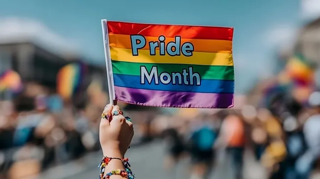 Stolze Regenbogenfahne bei LGBTQ+ Parade
