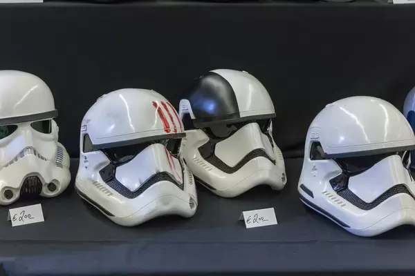 Storm Trooper Helme in verschiedenen Ausführungen