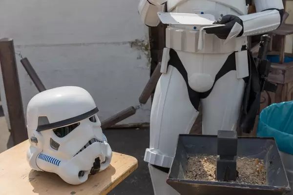 Stormtrooper Cosplayer ohne Helm beim Essen