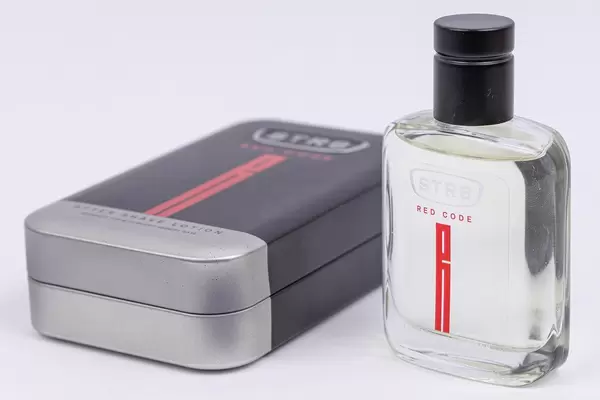 Str8 Red Code after shave with copy space