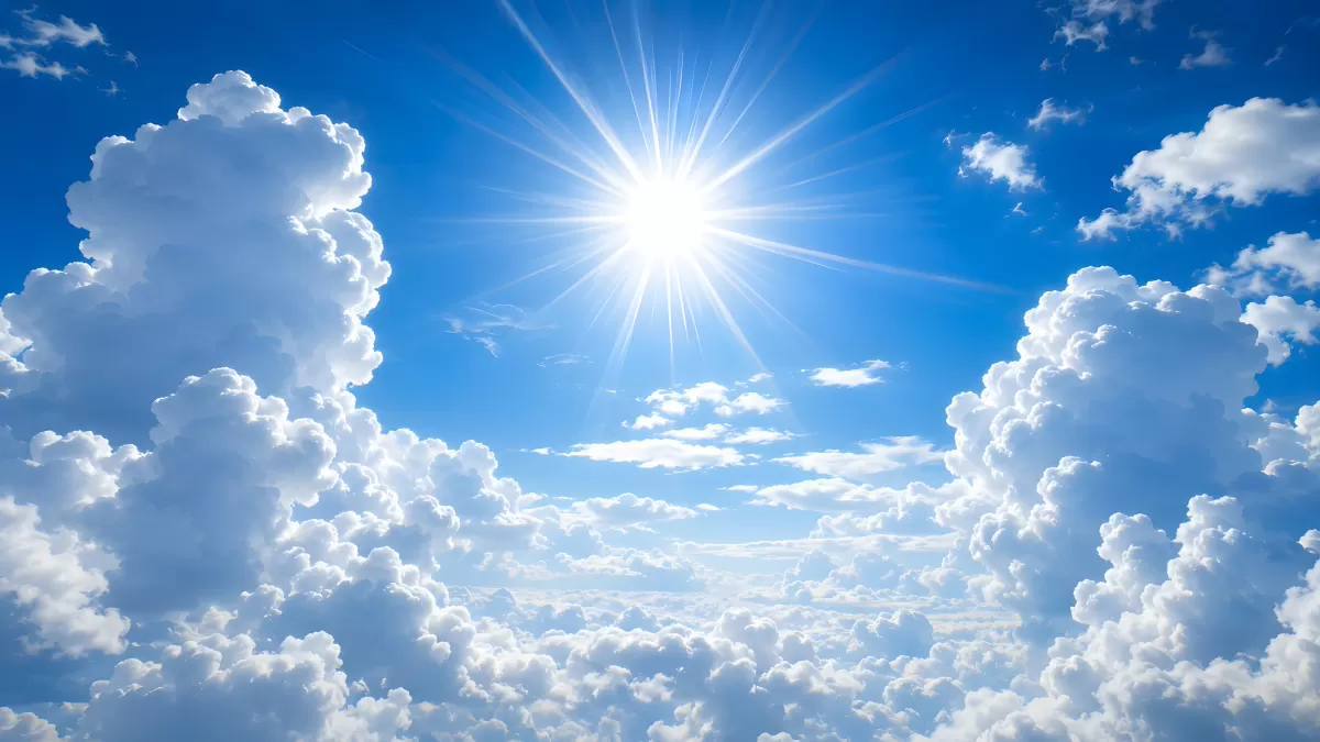 Strahlende Sonne zwischen weißen Wolken am blauen Himmel