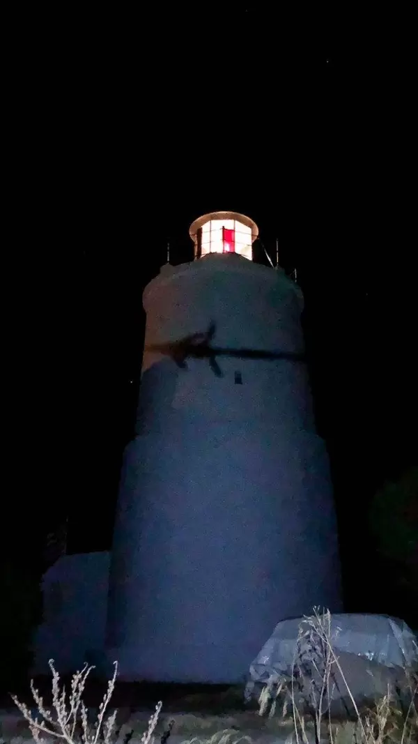 Strahlender Leuchtturm von Spetses bei Nacht