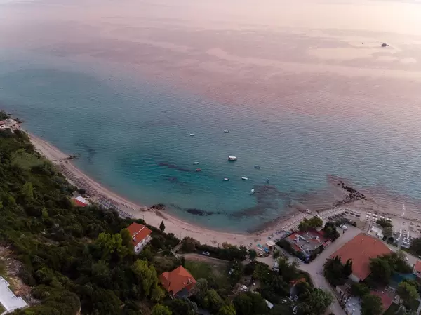 Strand in Afitos bei Abenddämmerung