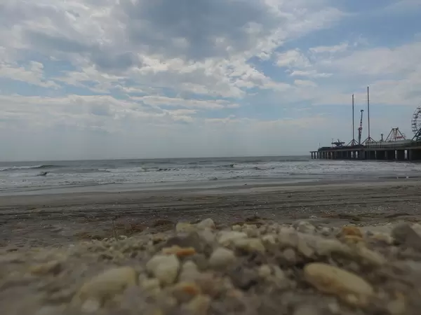 Strand neben dem Vergnügungspark Steel Pier in Atlantic City, USA