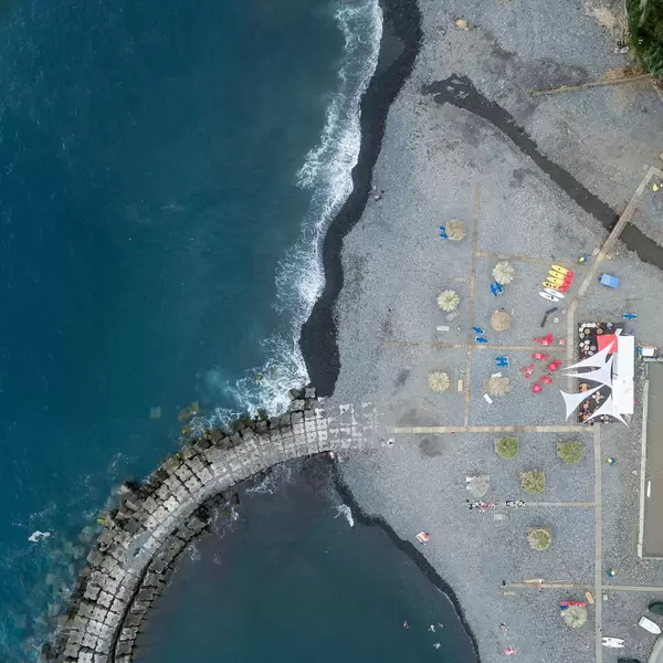 Strand und Beach-Club in Ponta do Sol, Madeira