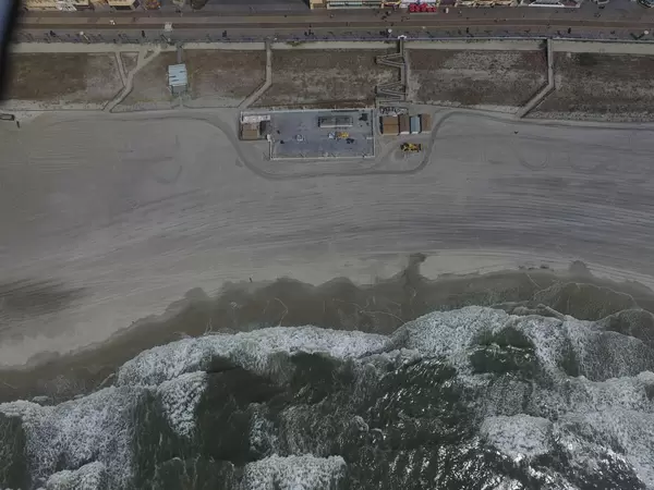 Strand und Fußgängerzone von Atlantic City aus der Vogelperspektive (Drohnenfoto), USA