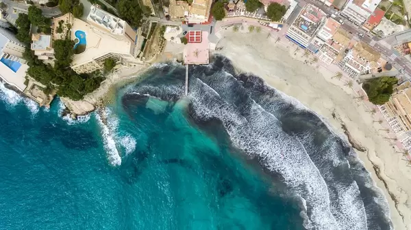 Strand und kleiner Bootssteg in Peguera, Mallorca aus der Vogelperspektive