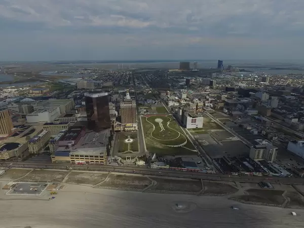 Strand und Skyline von Atlantic City mit Bally's und The Claridge (Drohnenfoto), USA