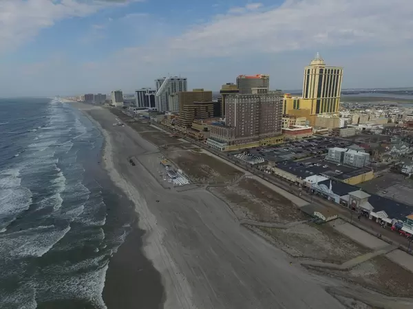 Strand und Skyline von Atlantic City mit Boogie Nights und Tropicana (Drohnenfoto), USA