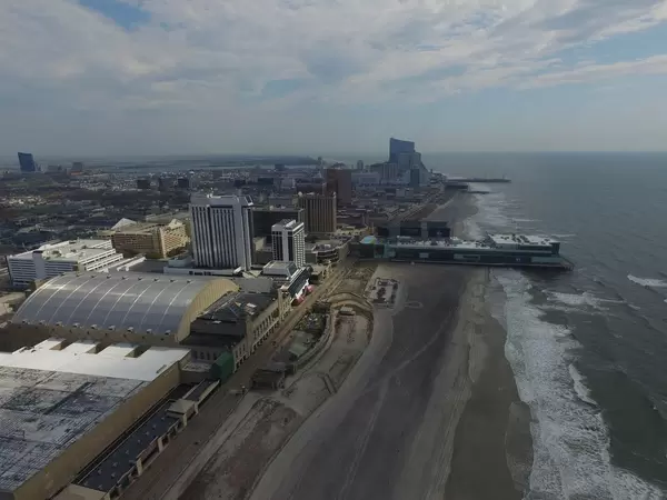 Strand und Skyline von Atlantic City mit Playground Shopping Mall und Caesars Casino Hotel (Drohnenfoto), USA