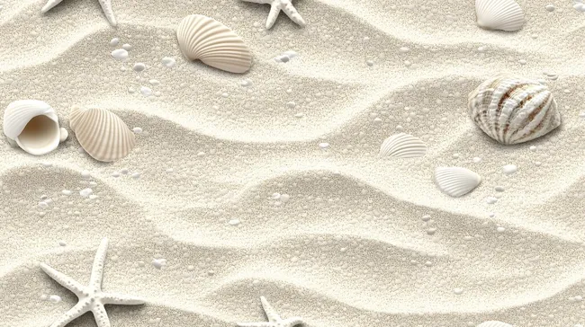 Strandidylle mit verstreuten Muscheln und Seesternen