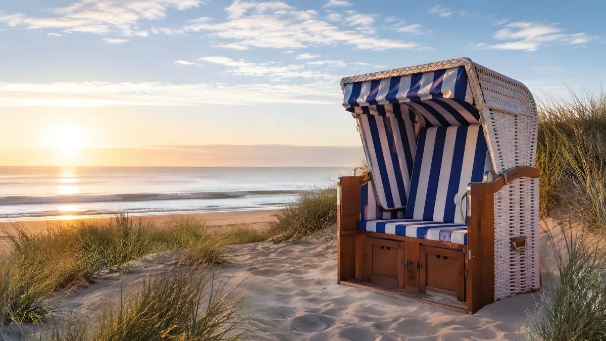 Strandkorb bei Sonnenuntergang an der Nordseeküste