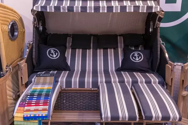 Strandkorb mit Bullauge und hochklappbaren Fußelementen von Grünzimmer mit Farbpalette