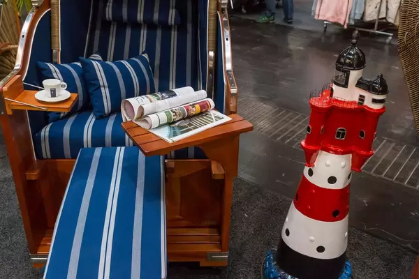 Strandkorb mit Leuchtturm