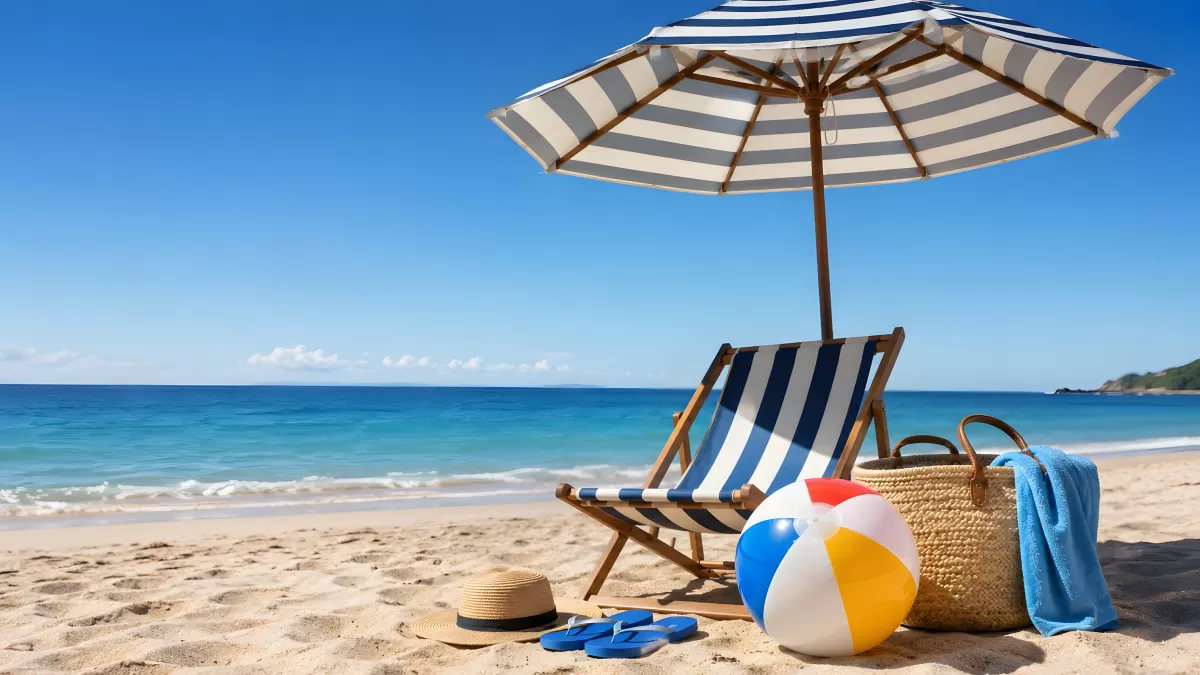 Strandliege mit Sonnenschirm am türkisen Meer