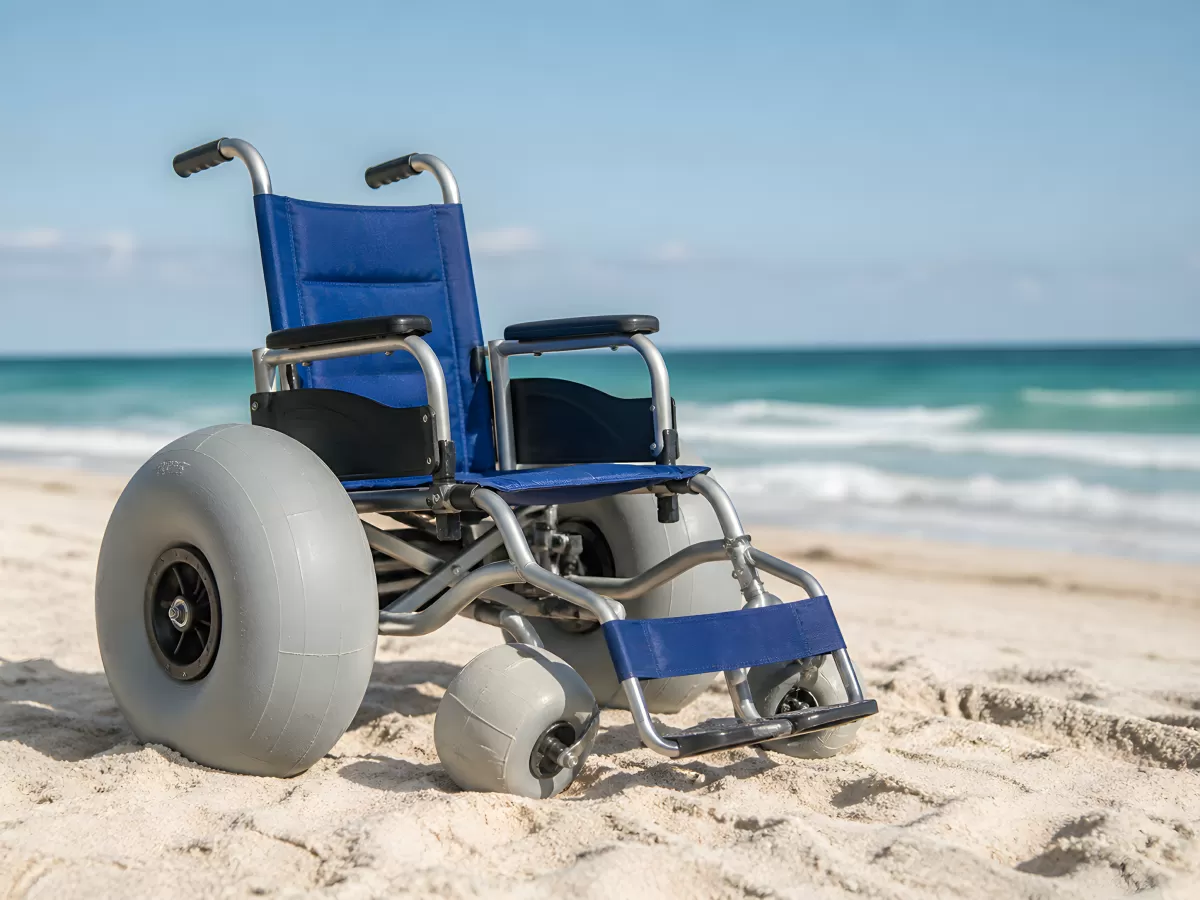 Strandrollstuhl mit Breitreifen am Sandstrand