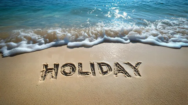 Strandurlaub mit Meereswellen und Schriftzug