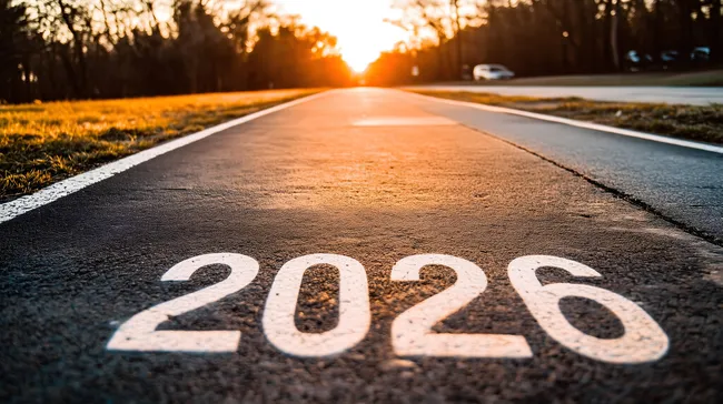 Straße mit Jahreszahl 2026 im Sonnenuntergang
