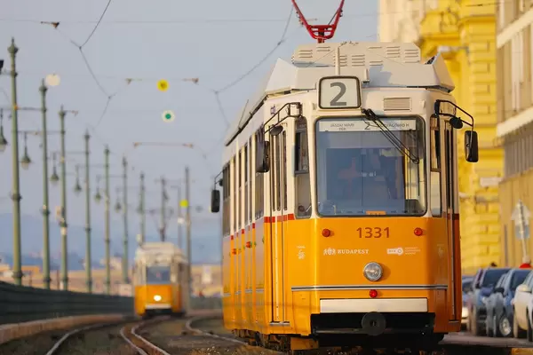 Straßenbahn in Ungarn - Orange Trams begegnen sich in Budapest