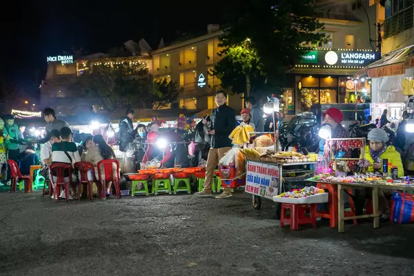 Straßenküchen und Verkaufsstände mit einigen Menschen auf dem Dalat Nachtmarkt in Da Lat, Vietnam