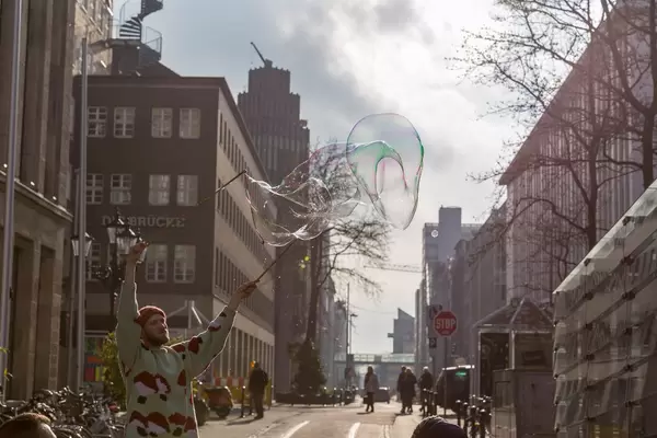 Straßenkünstler macht eine riesige Seifenblase