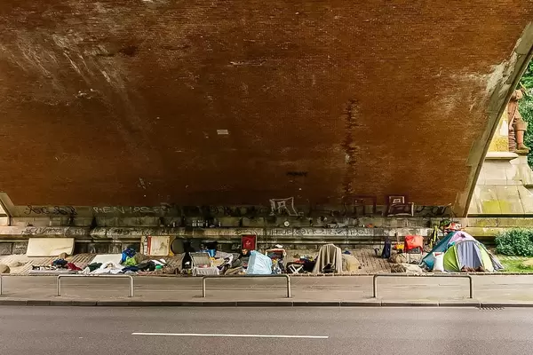 Straßenleben Schlafplatz: Menschen ohne festen Wohnsitz übernachten regengeschützt im Zelt & in einer Unterführung