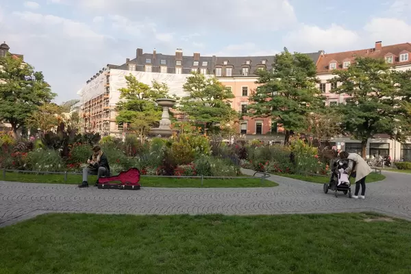 Straßenmusiker in einem Park in München