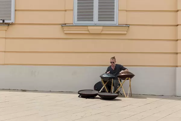 Straßenmusiker in Wien spielt Hang