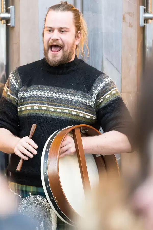 Straßenmusiker mit einem Kilt bekleidet
