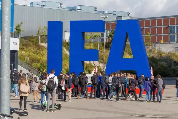 Straßenmusiker und Schulgruppen versammeln sich vor dem großen IFA Schriftzug zur Funkausstellung am Messedamm in Berlin