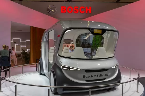 Straßenverkehr der Zukunft: Selbstfahrender Bosch IoT Shuttlebus, fährt autonom durch künstliche Intelligenz
