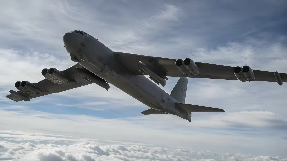 Strategischer Bomber im Flug über Wolkendecke