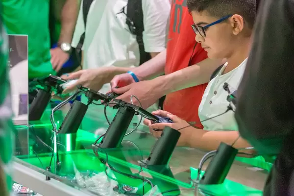 Streaming Games from Microsoft Xbox: Project xCloud - playing video games on a mobile phone with controller