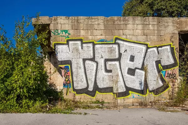 Street Art - Graffiti an der Wand eines verlassenen Gebäudes