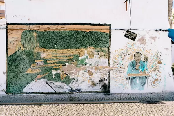 Street art on the wall of a building in Faro, Portugal / Straßenkunst an der Wand des Gebäudes in Faro, Portugal