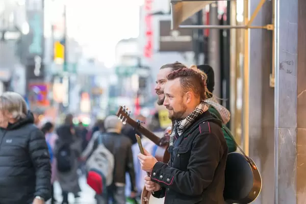Street musicians playing music close to Cologne Cathedral