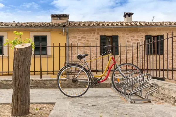 Streetart: Fahrrad mit Häkeldekoration in Alcudia