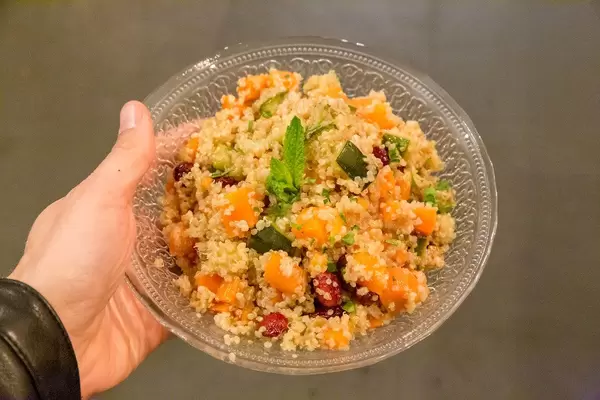Streetfood vom vegetarischen "Hummus Restaurant" in Barcelona (Spanien) mit Gemüse-Couscous, Zucchini, Kichererbsen, Süßkartoffeln und Kürbis