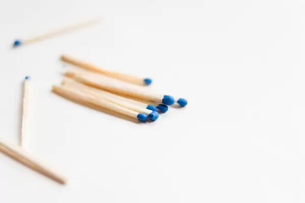 Streichhölzer mit blauem Kopf