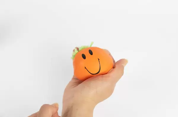 Stressball in der Hand