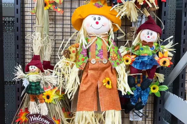 Strohpuppen verschiedener Größen