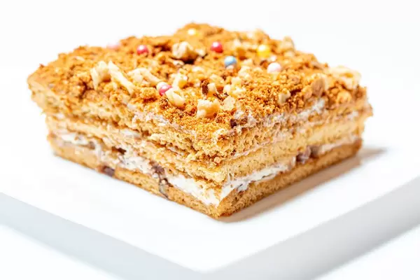 Stück Honigkuchen auf weißem Teller Nahaufnahme