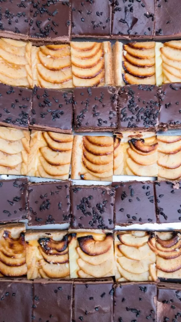 Stückchen von Schokoladenkuchen und Apfelkuchen