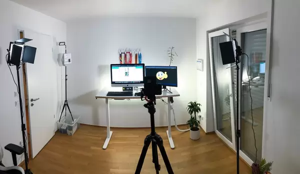 Studio für Youtube Videos mit Kamera mit Stativ, professioneller Beleuchtung und zwei Monitoren auf dem Schreibtisch