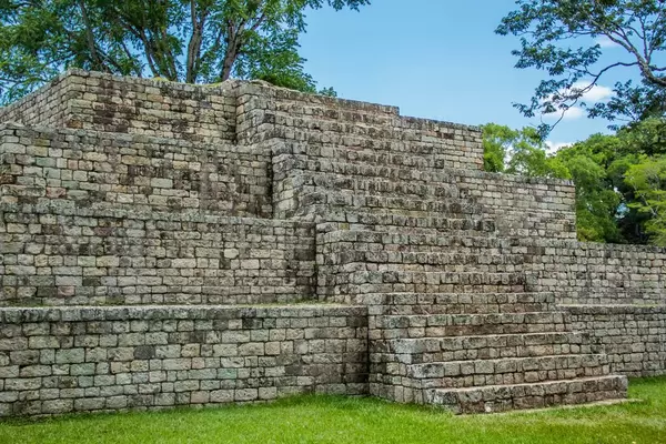Stufenpyramide aus der Maya-Zeit