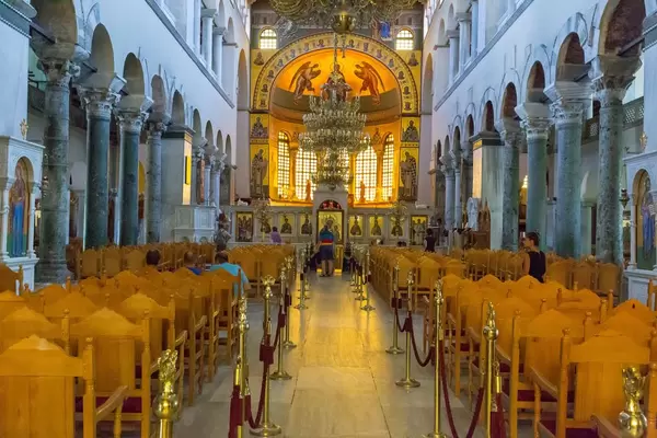 Stühle und das Fresko in der Kirche Hagios Demetrios