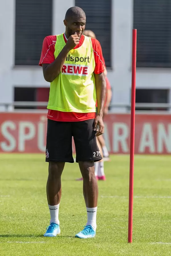 Stürmer Anthony Modeste blickt beim Fußballtraining kritisch über den Rasen